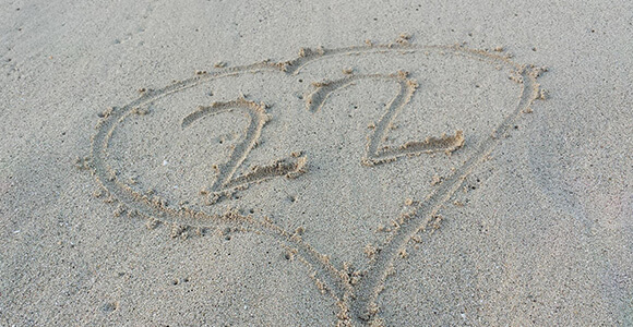 Herz im Sand mit der Zahl 22