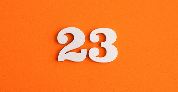 Hausnummer 23 auf orangener Wand